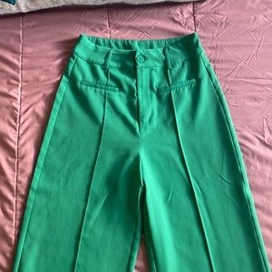 𝐌𝐚𝐤𝐞 𝐦𝐞 𝐚𝐧 𝐨𝐟𝐟𝐞𝐫!! Solid stitch straight leg trousers.